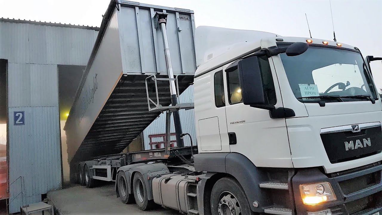 Выгрузка зерна на элеваторе. Grain unloading at the elevator. смотреть онлайн