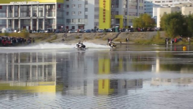 Гонка на снегоходах по воде. Уренгой. смотреть онлайн