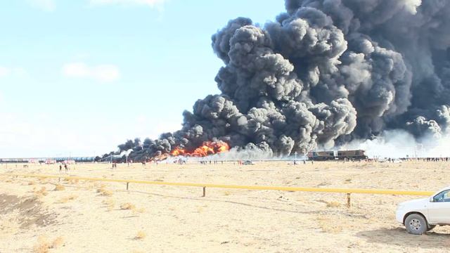 Горят цистерны с нефтью (4)