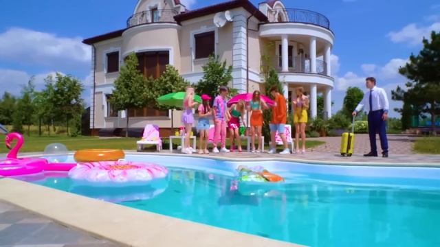 Гига Богатая VS Бедная VS Богатая Ночевка || Бедная Девушка На Богатой Вечеринке смотреть онлайн