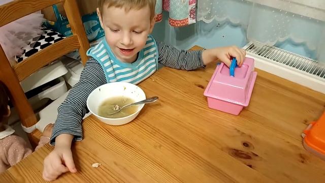 Марк ест суп