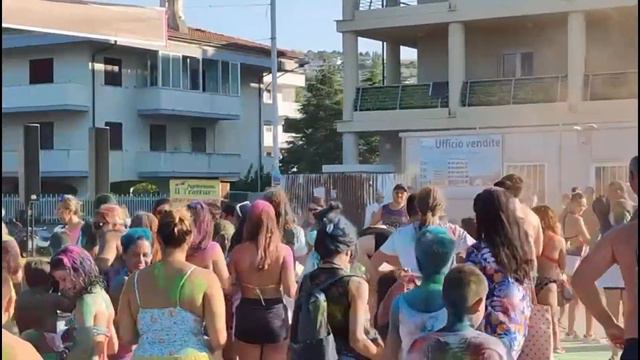 Gioia e divertimento a Vasto Marina con l'Holi Color смотреть онлайн