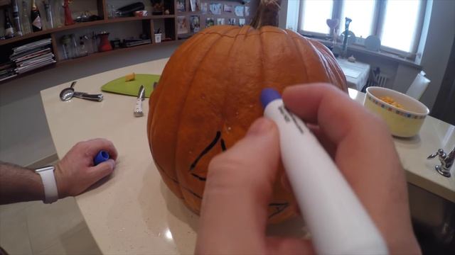 Как вырезать тыкву для ХеллоуинаКак вырезать тыкву для Хеллоуина смотреть онлайн