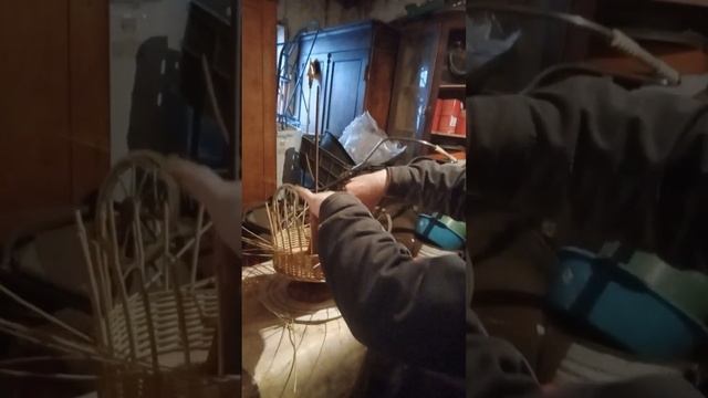 Метролог. Выходной. Плетем тарелочку. Варим ивовый прут. Очищаем прут от коры. смотреть онлайн