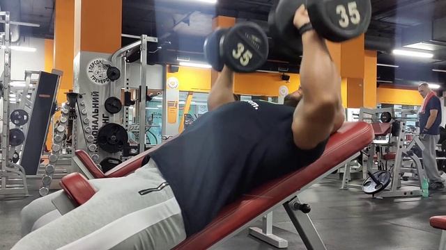 жим гантелей на наклонной скамье смотреть онлайн