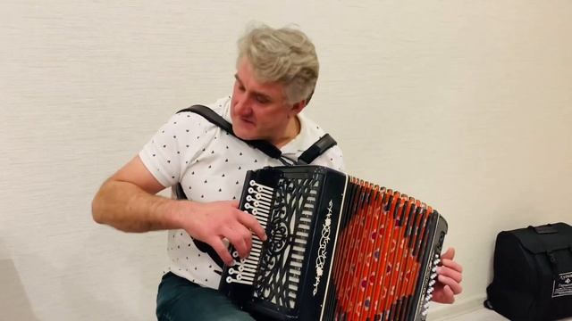 Русский Депардье шпарит на гармони?/Далекий гость из Ирландии Виктор Лукашов? смотреть онлайн