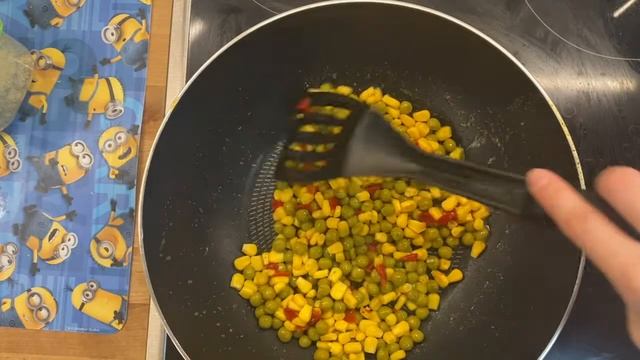 Жареный рис с креветками и яйцом | Рецепт от Глав Ед смотреть онлайн