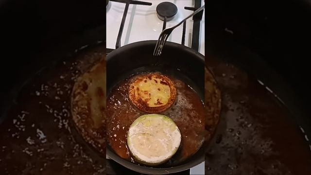 Самые быстрые кабачки на сковороде с чесночным соусом. На первый Ссылка в комментариях. смотреть онлайн