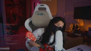 Тендерлибае играет на укулеле и поёт новые и старые треки