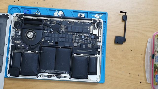 Macbook Pro 2013 (A1502) 13 inch Speakers replacement/Repair /No Talent смотреть онлайн