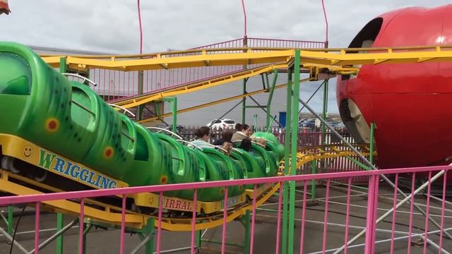Caterpillar Ride - Wacky Worm - New Brighton Wirral смотреть онлайн