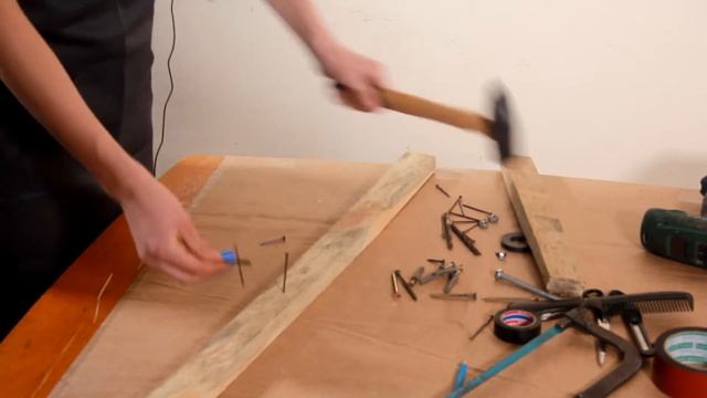 Как удобно забивать гвозди и не поранить руку? Лайфхак от Ивана смотреть онлайн