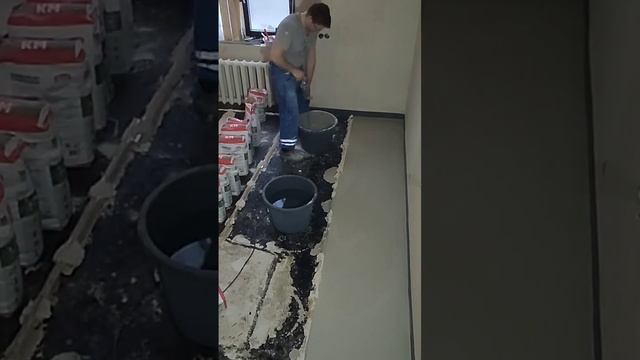 Удачный эксперимент. Наливной пол на битум. #ремонтрккс #битумнаполу смотреть онлайн