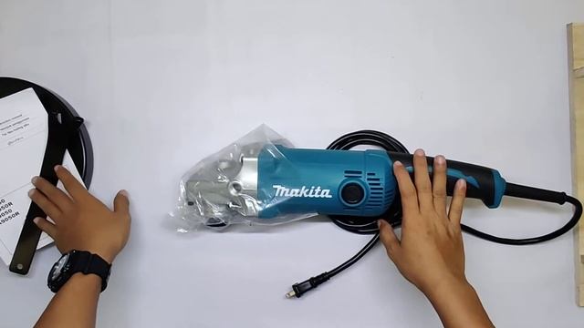 Makita Angle Grinder GA9050 - 230mm - 2000W смотреть онлайн