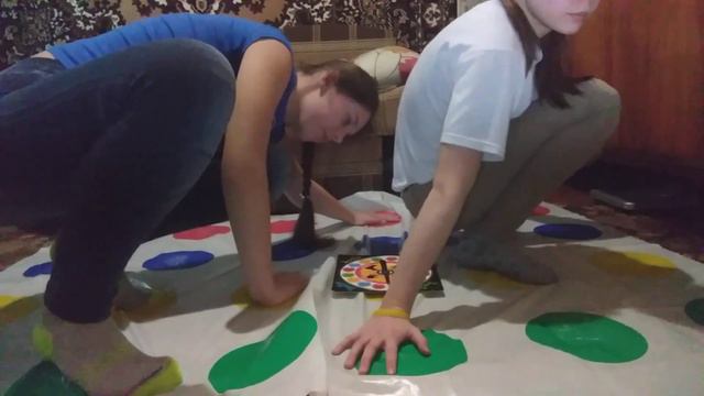 Играем в Твистер смотреть онлайн