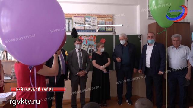 За добросовестную работу педагогов Бугленской школы наградил Хизри Шихсаидов смотреть онлайн