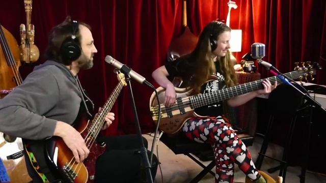 10 STRINGS OF BASS! Two Bass Guitar Jam w/ King Saison смотреть онлайн