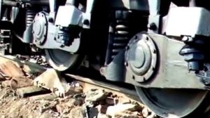 Тепловоз сошел с рельс. Попытки поднять