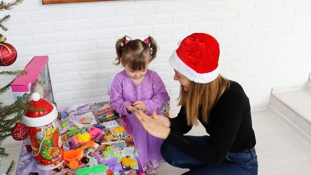 НОВЫЙ ГОД Все Серии. Мия и Мама Распаковка Новогодних Подарков. Готовим Пряничную Ёлку! смотреть онлайн