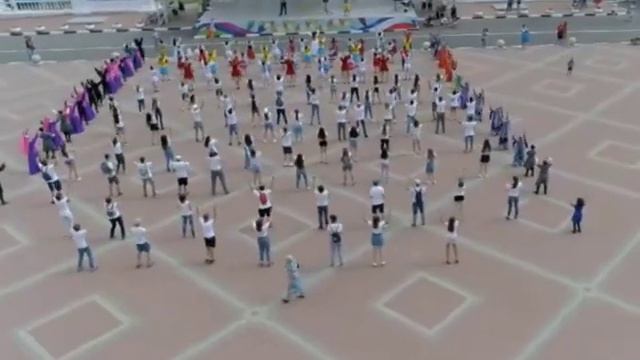 В Армавире на центральной площади 500 ребятишек исполнили массовый танец под песню «Непохожие» смотреть онлайн
