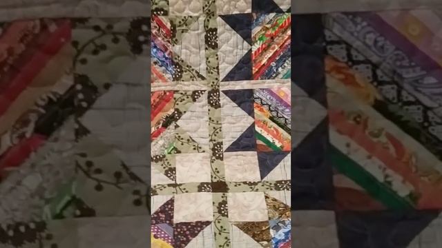 Лоскутное стеганое одеяло из мозаики хлопковых тканей создано мастерицей из Санкт-Петербурга