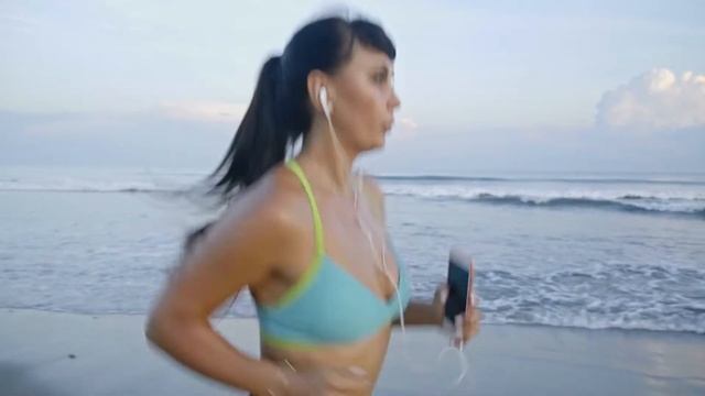 Девушка бежит по берегу моря смотреть онлайн