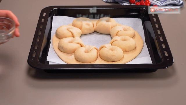 Dough ring, with filled balls. This appetizer looks amazing! смотреть онлайн