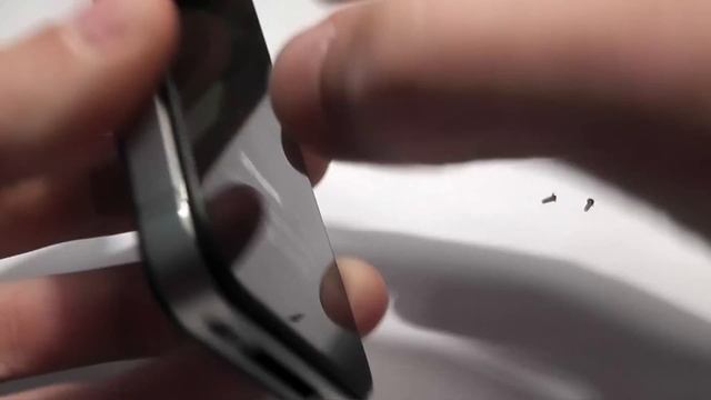 Снимаем заднюю крышку iPhone 4 смотреть онлайн