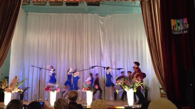 Русский народный танец "Ромашка, ромашка - цветок полевой" 10 и 11 класс смотреть онлайн