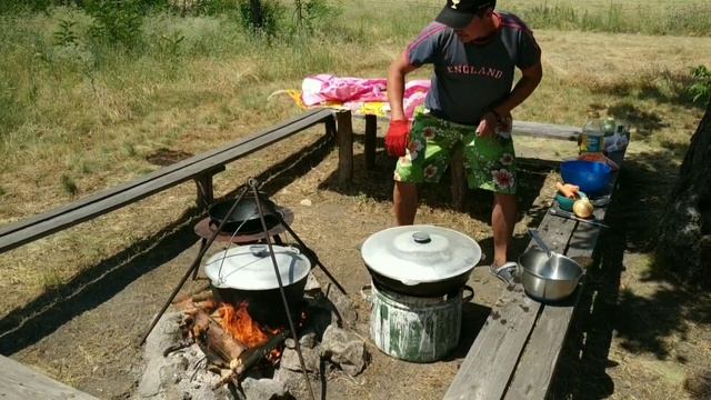 !!!УКРАИНСКИЙ ПЛОВ!!! в казане на 22 литра и уха в котелке на 28 литров. Испытание треноги. смотреть онлайн