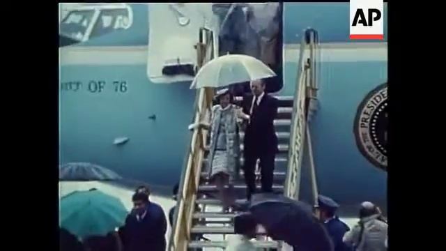 President Ford falls down air stairs смотреть онлайн