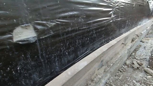 052 Отрываю нижние доски опалубки. Стройка дома своими руками смотреть онлайн