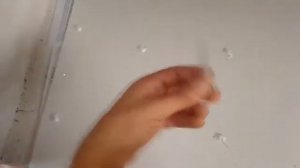 КАК ПРИКЛЕИТЬ ПОТОЛОЧНУЮ ПЛИТКУ НА НЕ РОВНЫЙ ДЕРЕВЯННЫЙ ПОТОЛОК.