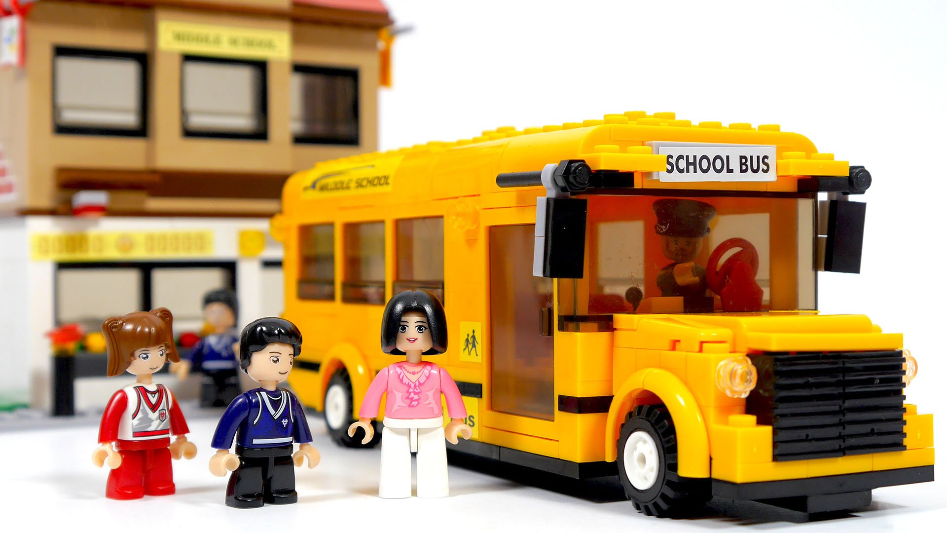 Собираем школьный автобус из LEGO - Sluban город М38-В0333 смотреть онлайн