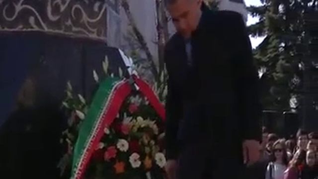 Рустам Минниханов возложил цветы к памятнику татарскому поэту Габдулле Тукаю смотреть онлайн
