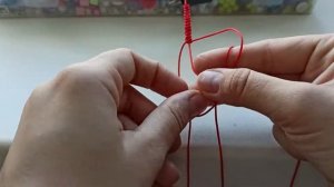 Классическая фенечка с красной нити