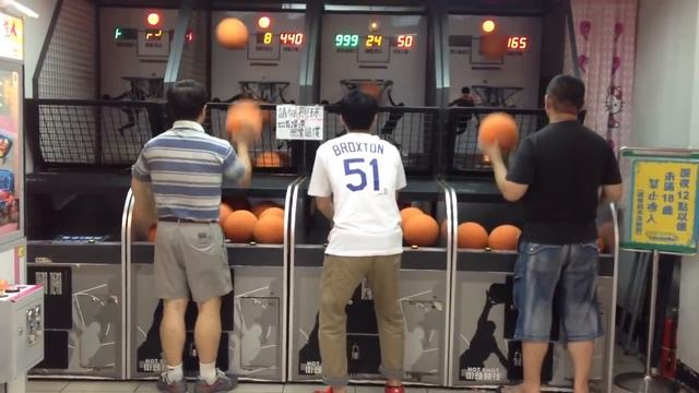 This arcade basketball player will shock you! смотреть онлайн