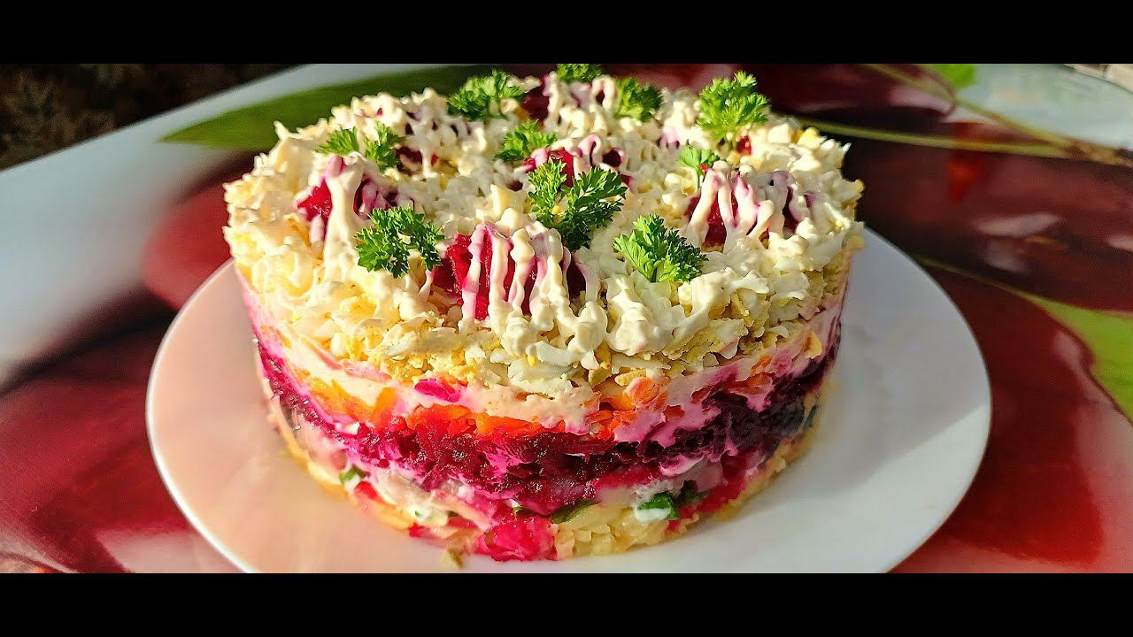 "Сельдь под шубой" праздничная, с "изюминкой". Оригинальная и красивая подача традиционного салата. смотреть онлайн