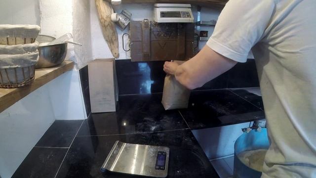 Производство цельнозерновой муки. Мельница с каменными жерновами. смотреть онлайн