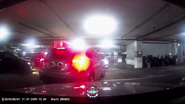 1sep2018 hit and run at golden mile complex by honda vezel SLR8377Z смотреть онлайн