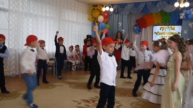 Дюдюка и Танцевальный батл Рэп Менуэт г Минусинск Д сад№15 смотреть онлайн
