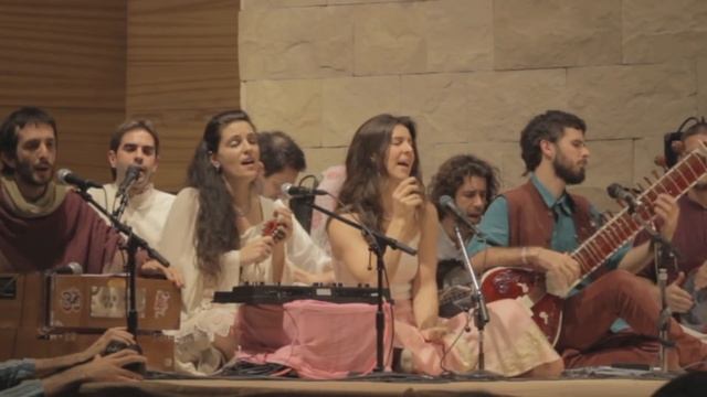 Baba Nam Kevalam (Ambika En Vivo)