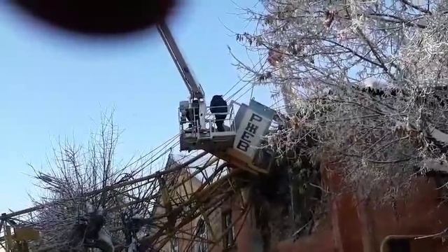 В Киров на улице Мопра упал башенный кран. Крановщика достают сотрудники МЧС смотреть онлайн