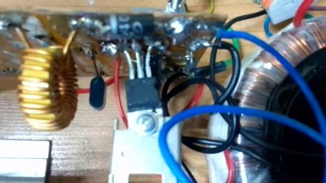 Тесла качер с АМ модуляцией 50 Гц по питанию на транзисторе 13005. Частота волнового рез 800 кГц