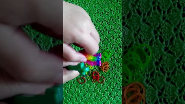 Как плести радужный браслет из резинок Rainbow loom? смотреть онлайн