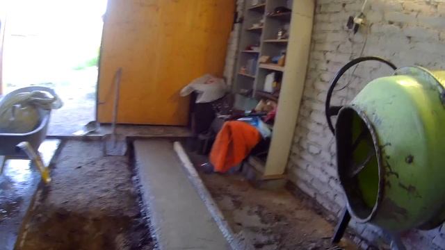 Мой гараж.Начал делать яму.