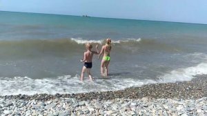 Дети в море