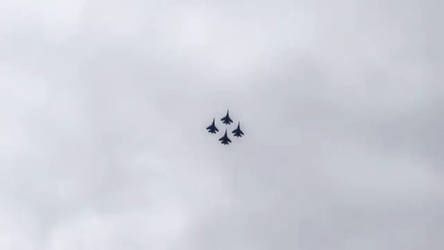 Пилотажная группа "Русские витязи" рисует ангела при роспуске строя (Су-27) смотреть онлайн
