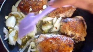 КУРИНЫЕ БЕДРЫШКИ с жареным луком. Простой обед или ужин.
