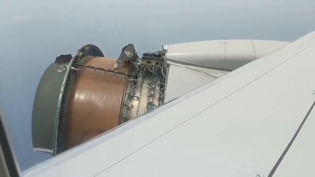 Разрушение двигателя Boeing 777-200 в воздухе смотреть онлайн